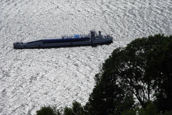 Gün batımında bir nehir gemisi limana doğru gidiyor. Parktan görünüm.
