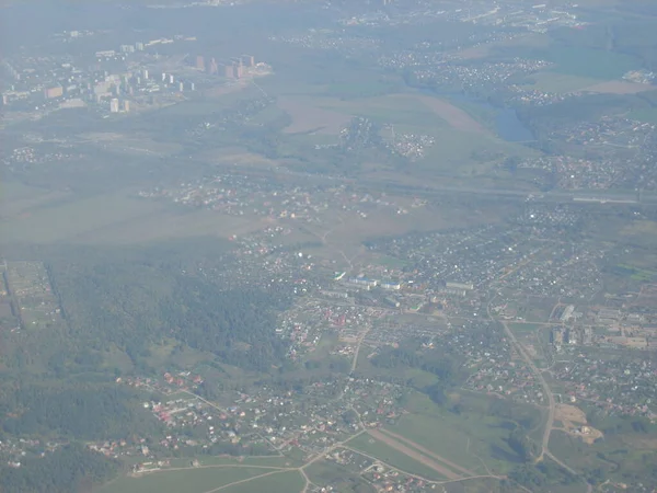 Uçak penceresinden Rusya 'ya. Yaz başları.