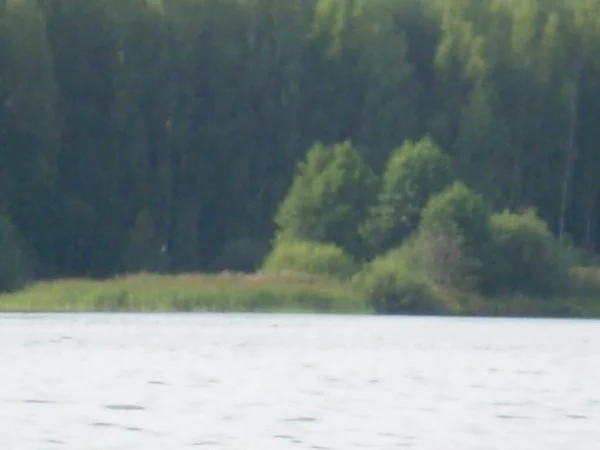 Spiegelung Des Himmels Wasser Ein Fernes Ufer Wolken Von Ungewöhnlicher — Stockfoto