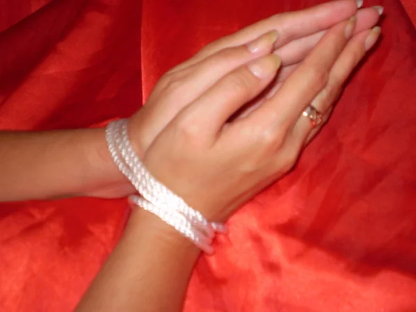 Güzel bacakları ve kolları olan çıplak bir kadın.