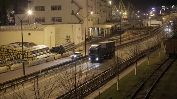 Traffico di camion sullo skyway nella notte 03.03.2015 — Video Stock