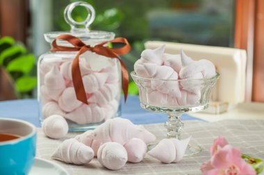 Cam vazo ve kavanozlar içinde beze kisses