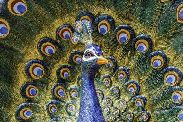 Tavus kuşu heykeli