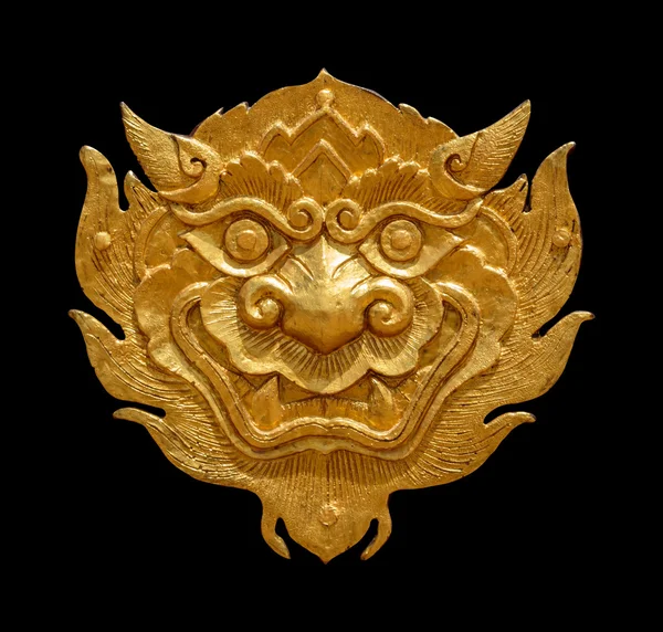 Древнее тайское искусство золотой лев-сингха, изолированные на черном фоне с clippingpath — стоковое фото