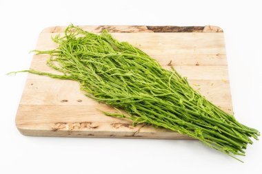 Akasya pennata beyaz izole ahşap kesme tahtası üzerinde