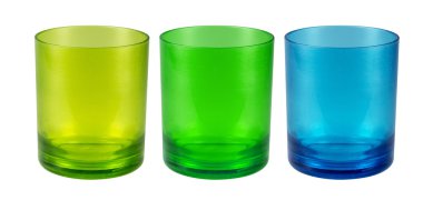 Çeşitli renk üzerine beyaz izole plastik bardak