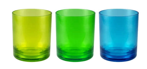 Çeşitli renk üzerine beyaz izole plastik bardak