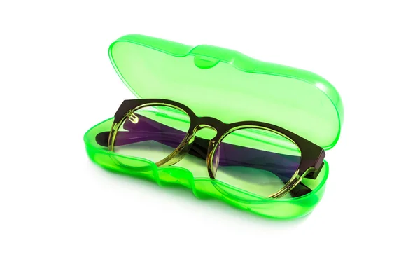 Estuche de gafas de plástico verde aislado en blanco — Foto de Stock