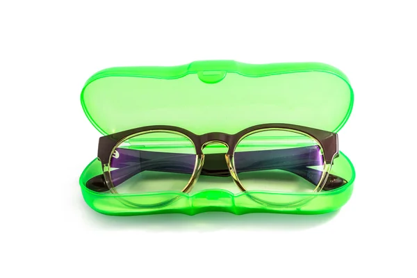 Estuche de gafas de plástico verde aislado en blanco — Foto de Stock