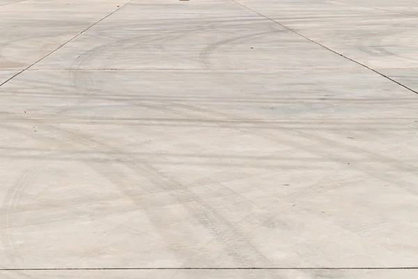 Marcas de neumáticos en la pista de carretera — Foto de Stock