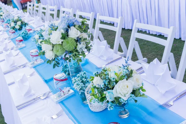 Conjunto de mesa para boda u otro evento abastecido — Foto de Stock