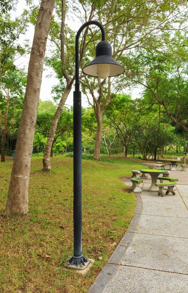 Lámpara en el parque — Foto de Stock