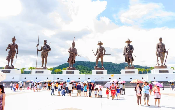 Hua Hin, Tayland - Ekim 11,2015: Ratchapak Park ve yedi kralı ratchapak Kraliyet kamu Park, Hua hin Tayland Tayland anıt heykelleri.
