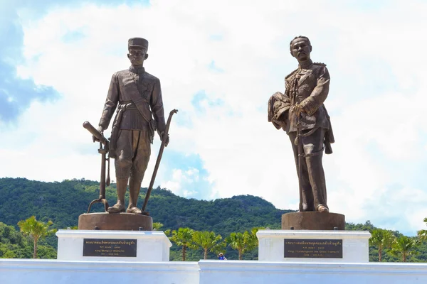 Hua Hin, TAILANDIA - 11 de octubre de 2015: Ratchapak Park y las estatuas de Seven king of thailand monument at ratchapak royal public park, Hua hin Thailand . — Foto de Stock