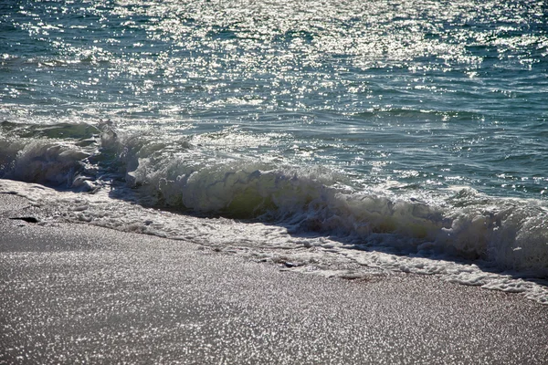 เซิร์ฟพังบนชายหาดทรายในมัสแอนดัม โอมาน — ภาพถ่ายสต็อก