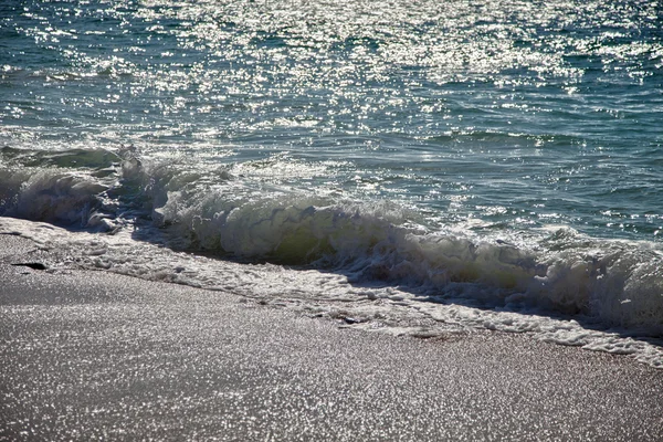 Brandung bricht am Sandstrand in musandam, oman — Stockfoto