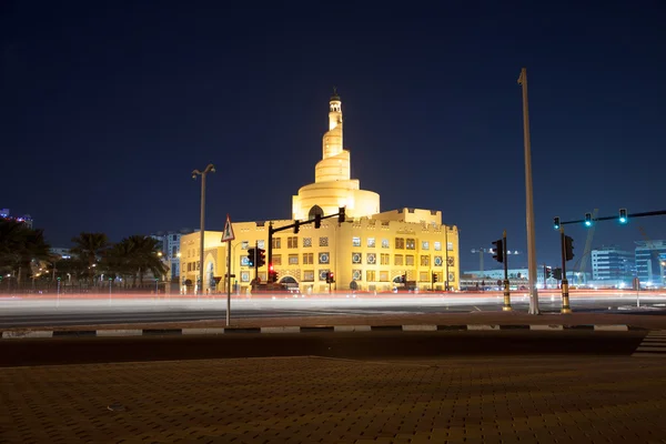 Vista nocturna del Centro Islámico Kassem Darwish Fakhroo en Doha, Qatar — Foto de Stock