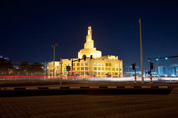 Vista nocturna del Centro Islámico Kassem Darwish Fakhroo en Doha, Qatar — Foto de Stock