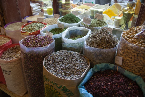 Arapça ile çanta baharatlar Souq Waqif, Doha bir mağaza dışında. Katar
