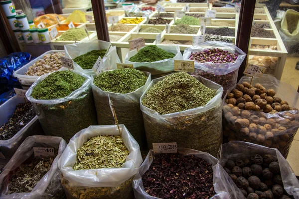 Bolsas con especias árabes fuera de una tienda en el Souq Waqif, Doha. Qatar Imagen De Stock