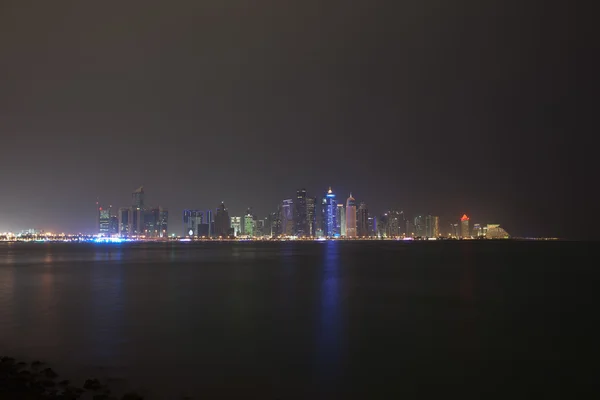 Doha skyline in de nacht. Qatar — Stockfoto