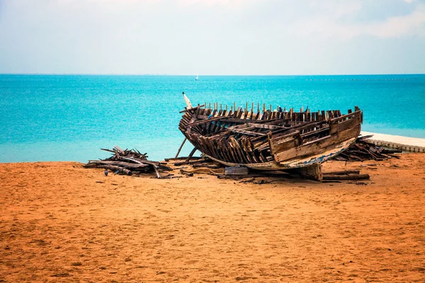 Bateau en bois en décomposition au bord de la mer, sur la plage — Photo
