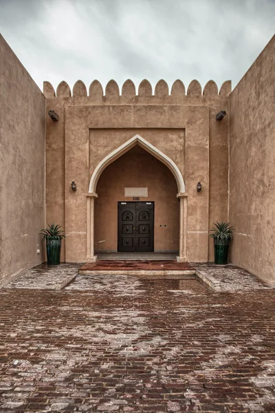 Традиционная арабская входная дверь в Дохе, Катар — стоковое фото