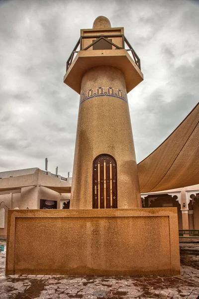 Minarete dentro del pueblo cultural Katara en Doha, Qatar — Foto de Stock