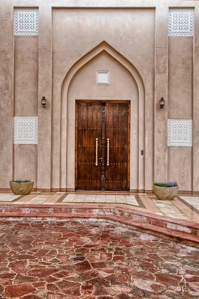 Traditional Arabic entry door in Doha, Qatar — Stock Photo, Image
