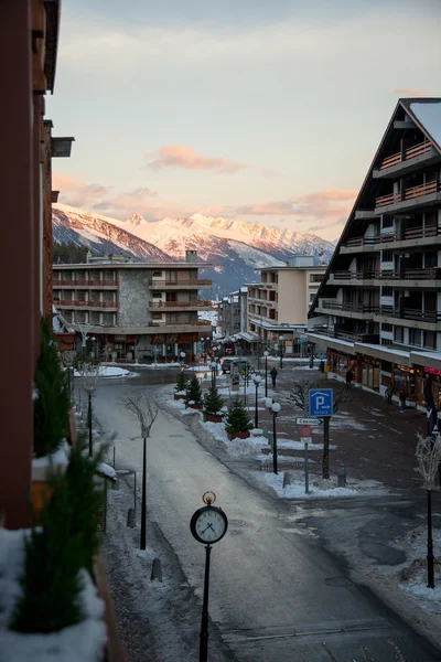 Dağ manzaralı şehir merkezine Montana (Crans-Montana), İsviçre