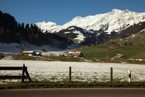 Malé vesnice a úžasnou horskou scenérii poblíž Interlaken, Švýcarsko — Stock fotografie