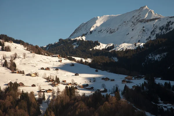 Kleines Dorf und traumhafte Berglandschaft bei Interlaken, Schweiz — Stockfoto