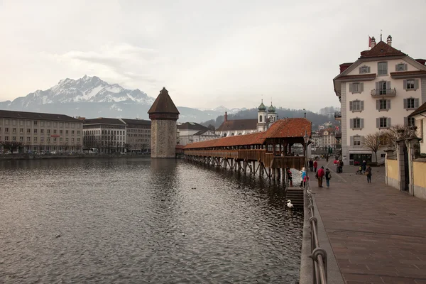 Nubes lenticulares y el puente de la capilla en Luzern (Lucerna), Suiza Fotos De Stock