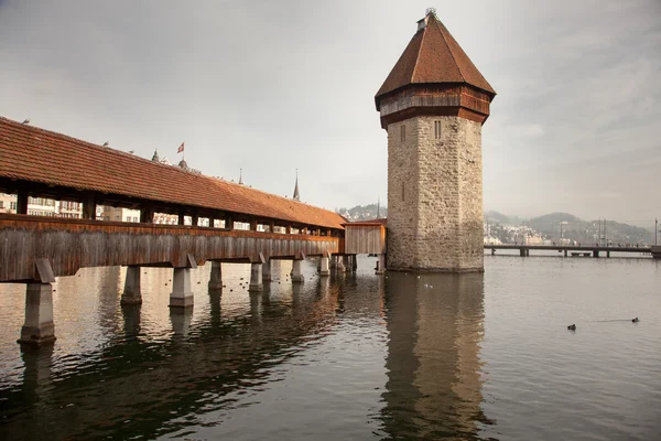 A Kápolna híd, a Luzern (Lucerne), Svájc — Stock Fotó