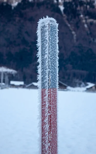 Кристаллы льда, образующиеся на металлическом столбе — стоковое фото