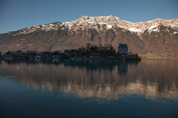 Spiegelungen bei Sonnenuntergang und atemberaubende Berglandschaft bei Interlaken, Schweiz — Stockfoto