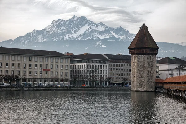 Lentikuláris felhők és a Kápolna híd, a Luzern (Lucerne), Svájc — Stock Fotó