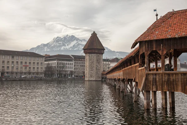 Lensvormige wolken en de Kapelbrug in Luzern (Lucerne), Zwitserland — Stockfoto