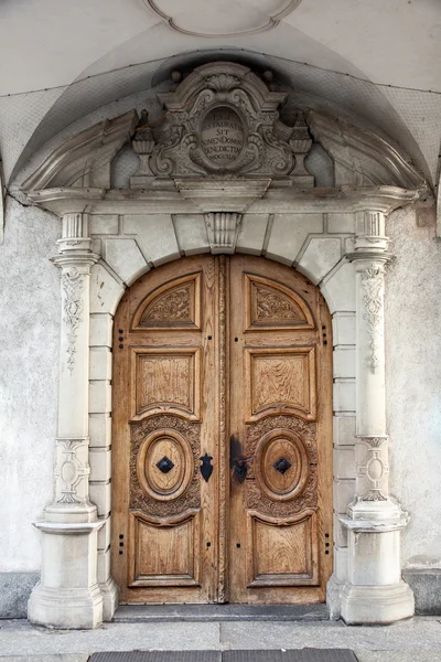 Puerta de madera tradicional en Luzern, Suiza — Foto de Stock