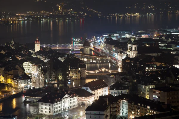 A légi felvétel a downtown Luzern éjjel, Svájc — Stock Fotó