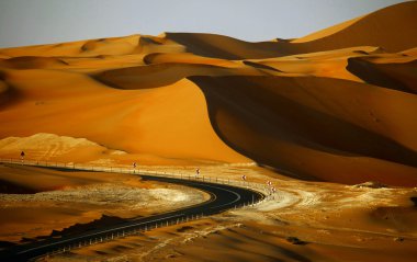Dolambaçlı yol ve görkemli kumulları Liwa oasis, Birleşik Arap Emirlikleri