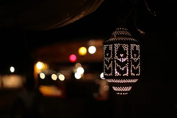 Lampada araba e luci di sfondo, Emirati Arabi Uniti — Foto Stock