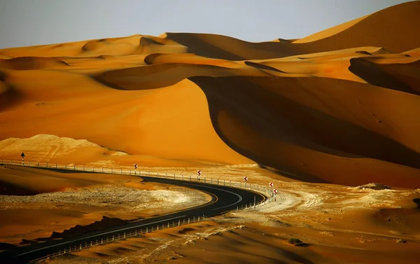 Estrada sinuosa e majestosas dunas de areia em Liwa oásis, Emirados Árabes Unidos — Fotografia de Stock