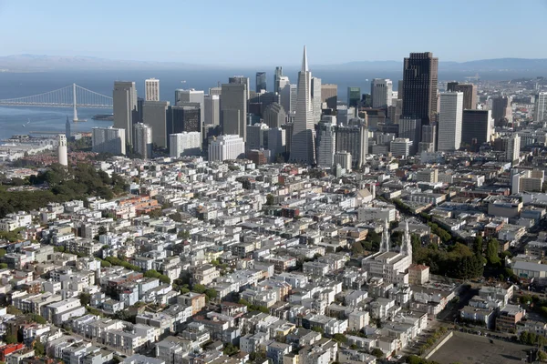Vista aérea do horizonte de São Francisco e da Bay Bridge, Califórnia, Estados Unidos da América — Fotografia de Stock