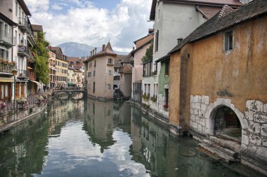 Renkli Ortaçağ eski binalar Annecy, Fransa