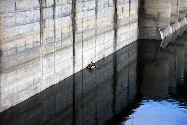 Pesca a partir de um pequeno barco nos passos da barragem de Paltinu, na Roménia — Fotografia de Stock