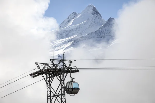 Berggipfel und Bergbahnen in Grindelwald, Schweiz — Stockfoto