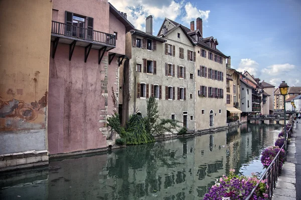 Edifícios antigos medievais coloridos em Annecy, França — Fotografia de Stock