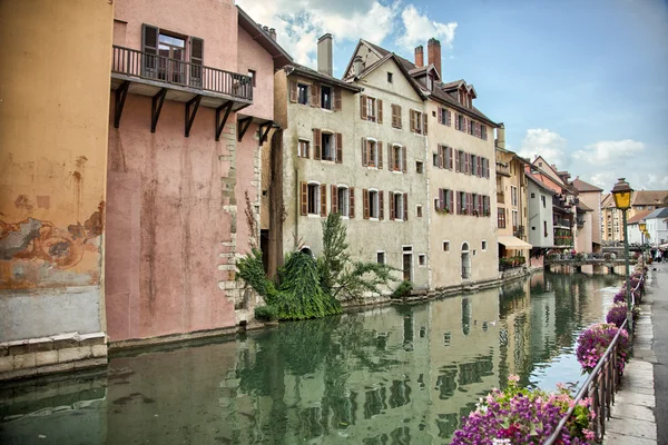 Renkli Ortaçağ eski binalar Annecy, Fransa — Stok fotoğraf