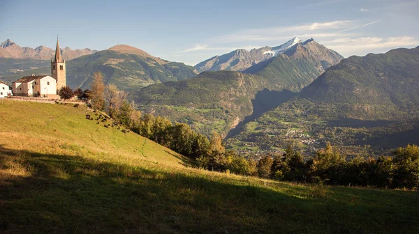 Vecchia chiesa con vista sulla Valle d'Aosta, Saint-Nicolas, Italia — Foto Stock